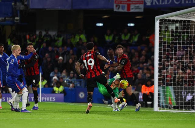 London, England, 30th December 2025. Justin Kluivert of Bournemouth scores to make it 2-2 during the Chelsea vs AFC Bournemouth Premier League match at Stamford Bridge, London. Picture credit should read: Paul Terry Sportimage EDITORIAL USE ONLY. No use with unauthorised audio, video, data, fixture lists, club league logos or live services. Online in-match use limited to 120 images, no video emulation. No use in betting, games or single club league player publications. SPI_022_PT_Chelsea_Bournemouth SPI-4402-0022