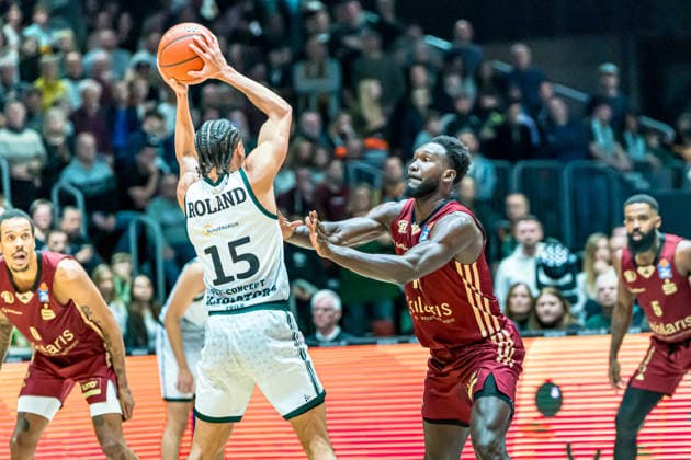 Chemnitz, Germany 30 December 2025 1 BBL 2025 2026 Niners Chemnitz vs Vet Concept Gladioatore Trier In the picture from left in the duel Jordan Roland Trier and Amadou Sow 99 Copyright: xFotostandx xNachtigallx