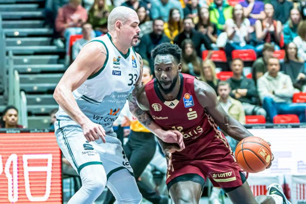 Chemnitz, Germany 30 December 2025 1 BBL 2025 2026 Niners Chemnitz vs Vet Concept Gladioatore Trier In the picture from left in the duel Maik Zirbes Trier and Amadou Sow 99 Copyright: xFotostandx xNachtigallx