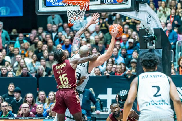 Chemnitz, Germany 30 December 2025 1 BBL 2025 2026 Niners Chemnitz vs Vet Concept Gladioatore Trier In the picture from left in the duel Ty Brewer 99 and Maik Zirbes Trier Copyright: xFotostandx xNachtigallx