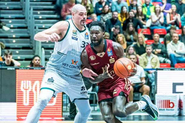Chemnitz, Germany 30 December 2025 1 BBL 2025 2026 Niners Chemnitz vs Vet Concept Gladioatore Trier In the picture from left in the duel Maik Zirbes Trier and Amadou Sow 99 Copyright: xFotostandx xNachtigallx