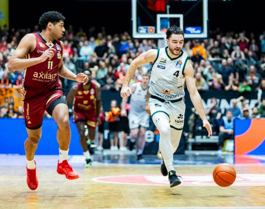 30 12 2025, xomx, Basketball easyCredit BBL Bundesliga, NINERS Chemnitz VET Concept Gladiators Trier v l Kostja Mushidi Niners Chemnitz , Clayton Guillozet Gladiators Trier on the ball Chemnitz