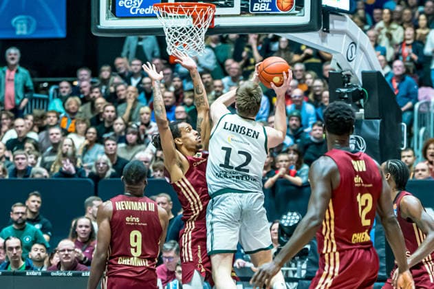 Chemnitz, Germany 30 December 2025 1 BBL 2025 2026 Niners Chemnitz vs Vet Concept Gladioatore Trier In the picture from left in the duel Kevin Yebo 99 and Marten Linßen Linssen Trier Copyright: xFotostandx xNachtigallx