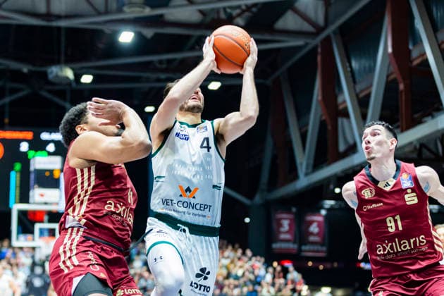 30 12 2025, xomx, Basketball easyCredit BBL Bundesliga, NINERS Chemnitz VET Concept Gladiators Trier v l Kostja Mushidi Niners Chemnitz and Clayton Guillozet Gladiators Trier in a duel on the ball Yordan Minchev Niners Chemnitz Chemnitz
