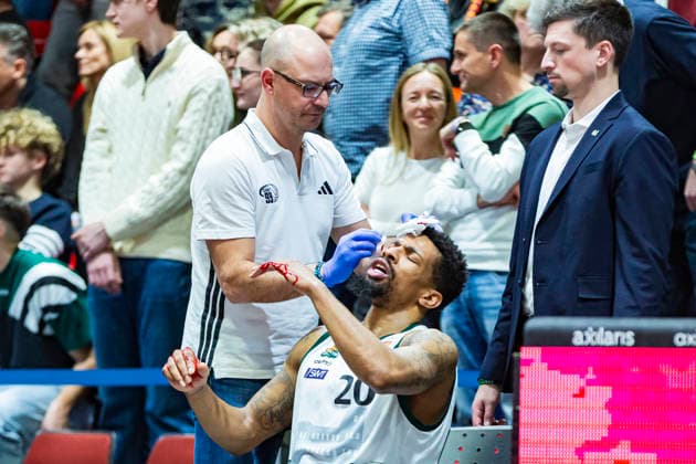 30 12 2025, xomx, Basketball easyCredit BBL Bundesliga, NINERS Chemnitz VET Concept Gladiators Trier v l Urald King Gladiators Trier is seriously injured He has a cut over his right eye, is bleeding heavily and needs treatment Apparently he is fine so far, but he has to leave the hall after all Chemnitz Hospital