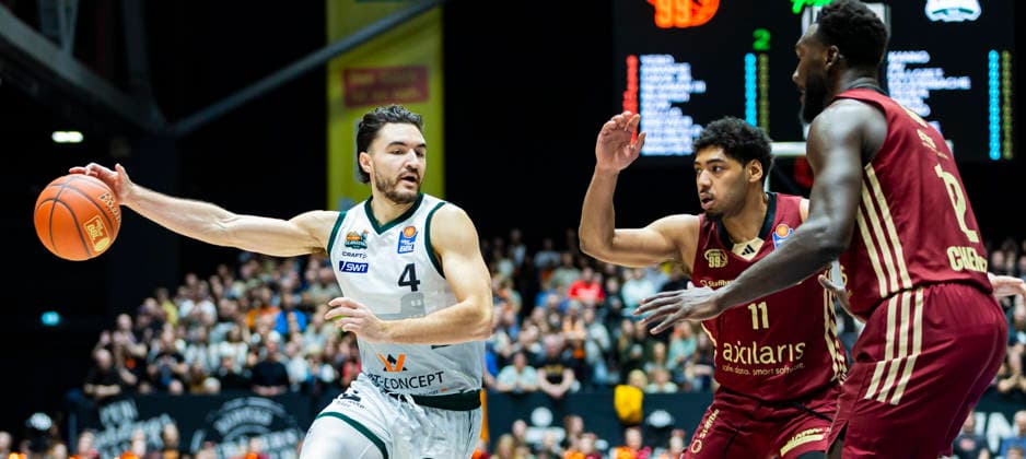 30 12 2025, xomx, Basketball easyCredit BBL Bundesliga, NINERS Chemnitz VET Concept Gladiators Trier v l Clayton Guillozet Gladiators Trier on the ball Chemnitz