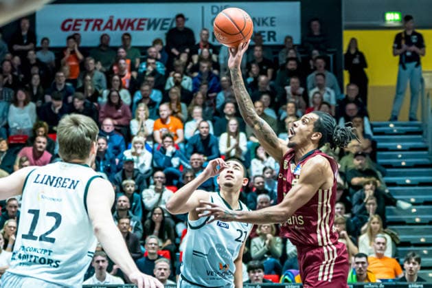 Chemnitz, Germany 30 December 2025 1 BBL 2025 2026 Niners Chemnitz vs Vet Concept Gladioatore Trier In the picture from left in the duel Evans Rapieque Trier and Kevin Yebo 99 Copyright: xFotostandx xNachtigallx
