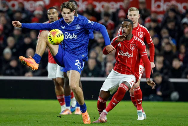 Nottingham Forest v Everton Premier League Tyler Dibling of Everton holds off Callum Hudson-Odoi of Nottingham Forest during the Premier League match at the City Ground, Nottingham 30 12 2025 UK Newspapers OUT Copyright: xJackxTylerx FIL-22728-0028