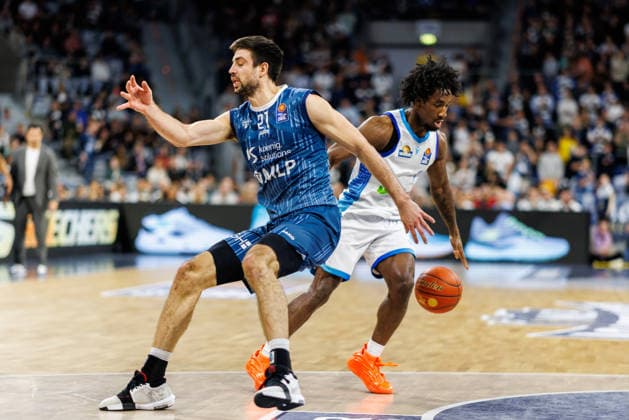 easycredit BBL, MLP Academics Heidelberg Frankfurt Skyliners, 30 12 2025 Isaiah Swope Frankfurt Skyliners, 1 lets Mateo äeri MLP Academics Heidelberg, 21 run into the void Game of the easycredit BBL MLP Academics Heidelberg Frankfurt Skyliners on matchday 13 of the 25 26 season at the SAP Arena in Mannheim on 30 12 2025 Copyright: xBEAUTIFULxSPORTS Hahnex
