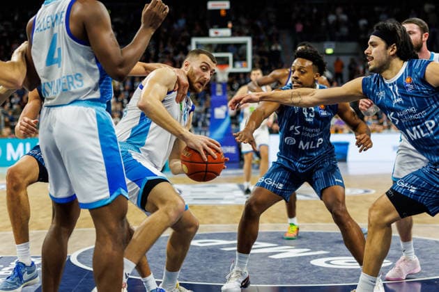 easycredit BBL, MLP Academics Heidelberg Frankfurt Skyliners, 30 12 2025 Radii Caisin Frankfurt Skyliners, 16 is fouled while securing a rebound Game of the easycredit BBL MLP Academics Heidelberg Frankfurt Skyliners on matchday 13 of the 25 26 season at the SAP Arena in Mannheim on 30 12 2025 Copyright: xBEAUTIFULxSPORTS Hahnex