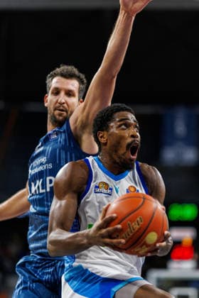 easycredit BBL, MLP Academics Heidelberg Frankfurt Skyliners, 30 12 2025 William Christmas Frankfurt Skyliners, 8 with ball against Paul Zipser MLP Academics Heidelberg, 9 game of the easycredit BBL MLP Academics Heidelberg Frankfurt Skyliners on matchday 13 of the 25 26 season at the SAP Arena in Mannheim on 30 12 2025 Copyright: xBEAUTIFULxSPORTS Hahnex