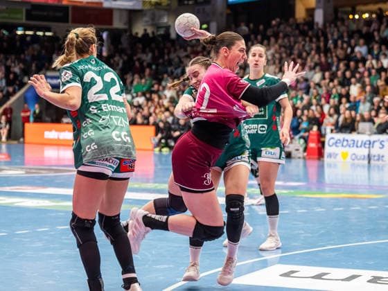 Gabriela Bitolo TuS Metzingen, 22 prevails against Lea Watzl Frisch Auf Frauen, 07, Frisch Auf Goeppingen vs TuS Metzingen, Handball, 1 Bundesliga, Season 2025 2026, 30 12 2025 Frisch Auf Goeppingen vs TuS Metzingen, Handball, 1 Bundesliga, Season 2025 2026, 30 12 2025 Goeppingen Copyright: xMichaelxSchmidt Eibner-Pressefotx EP_MST