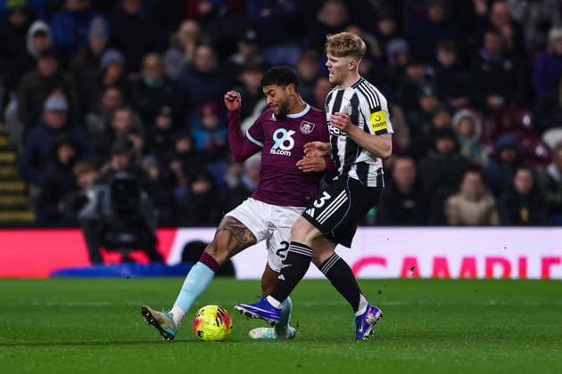 Burnley, England, 30th December 2025. Josh Laurent of Burnley and Lewis Hall of Newcastle United battles for the ball during the Burnley vs Newcastle United Premier League match at Turf Moor, Burnley. Picture credit should read: Craig Thomas Sportimage EDITORIAL USE ONLY. No use with unauthorised audio, video, data, fixture lists, club league logos or live services. Online in-match use limited to 120 images, no video emulation. No use in betting, games or single club league player publications. SPI_035_CT_BURNLEY_V_NEWCASTLE_UNITED SPI-4401-0040