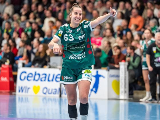 Stephanie Elies Frisch Auf Frauen, 63 shows her goalkeeper the thumbs up, Frisch Auf Goeppingen vs TuS Metzingen, Handball, 1 Bundesliga, Season 2025 2026, 30 12 2025 Frisch Auf Goeppingen vs TuS Metzingen, Handball, 1 Bundesliga, Season 2025 2026, 30 12 2025 Goeppingen Copyright: xMichaelxSchmidt Eibner-Pressefotx EP_MST