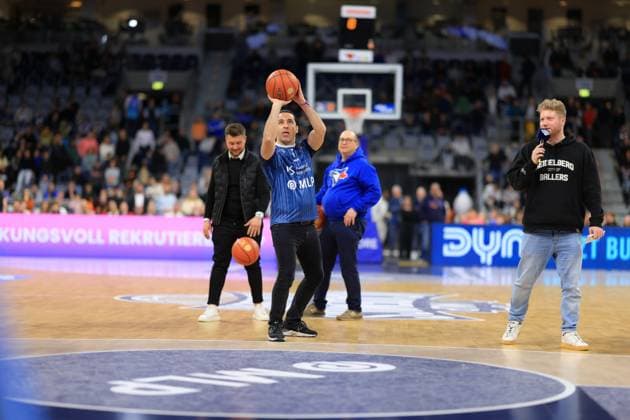 RECORD DATE NOT STATED Bülent Ceylan in der Halbzeitpause beim Wurf auf den Korb. easyCredit BBL: MLP Academics Heidelberg – Skyliners Frankfurt 30.12.2025 SAP Arena Szene mit Kevin Gerwin (490; MLP Academics Heidelberg) auf dem Spielfeld Copyright: xspeedshotx