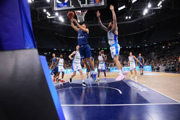 Game action with Samuell Williamson 10, MLP Academics Heidelberg and Logan Johnson 0, Frankfurt Skyliners easyCredit BBL MLP Academics Heidelberg - Skyliners Frankfurt 30 12 2025 SAP Arena Game action with DJ Horne 0 MLP Academics Heidelberg at the basket Copyright: xspeedshotx