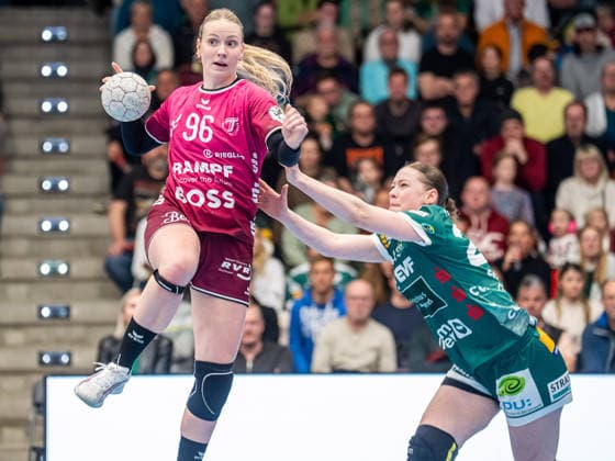 Charlotte Cholevova TuS Metzingen, 96 in duel with Luisa Scherer Frisch Auf Women, 24 , Frisch Auf Goeppingen vs TuS Metzingen, Handball, 1 Bundesliga, Season 2025 2026, 30 12 2025 Frisch Auf Goeppingen vs TuS Metzingen, Handball, 1 Bundesliga, Season 2025 2026, 30 12 2025 Goeppingen Copyright: xMichaelxSchmidt Eibner-Pressefotx EP_MST