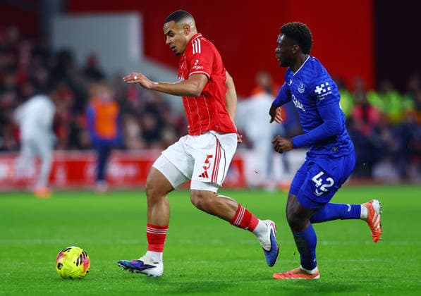 Murillo of Nottingham Forest and Tim Iroegbunam of Everton Nottingham Forest v Everton, Premier League, Football, City Ground, Nottingham, UK - 30 Dec 2025Nottingham City Ground United Kingdom EDITORIAL USE ONLY No use with unauthorised audio, video, data, fixture lists, club league logos or live services. Online in-match use limited to 120 images, no video emulation. No use in betting, games or single club league player publications. Copyright: xMattxWest Shutterstockx 16216219af