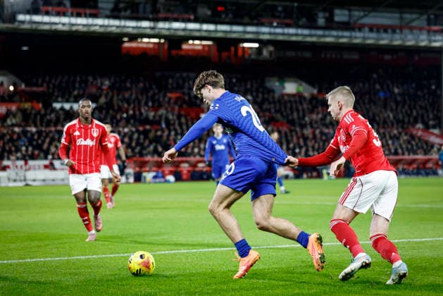 Nottingham Forest v Everton Premier League Tyler Dibling of Everton holds off Oleksandr Zinchenko of Nottingham Forest during the Premier League match at the City Ground, Nottingham 30 12 2025 UK Newspapers OUT Copyright: xJackxTylerx FIL-22728-0031