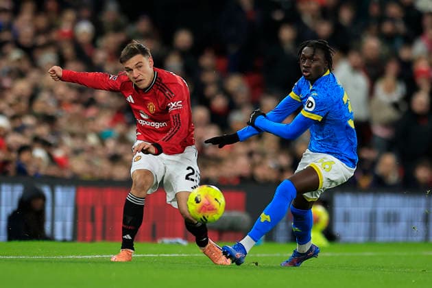 Manchester United, ManU v Wolverhampton Wanderers, Premier League Manuel Ugarte (25) of Manchester United passes the ball watched by Mateus Mane (36) of Wolverhampton Wanderers during the Premier League match between Manchester United and Wolverhampton Wanderers at Old Trafford, Manchester, UK on 30 December 2025. Manchester Old Trafford Greater Manchester UK Editorial use only DataCo restrictions apply See www.football-dataco.com , Copyright: xConorxMolloyx PSI-23486-0032