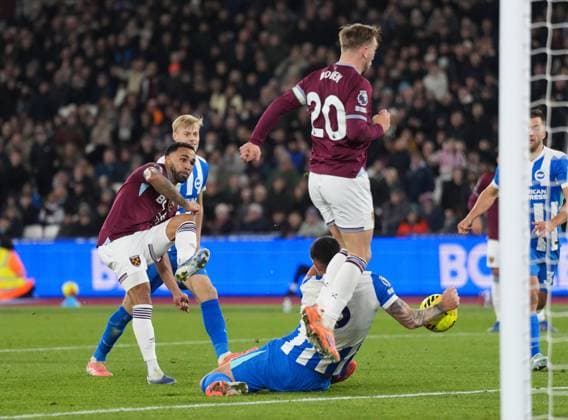 Callum Wilson of West Ham takes a shot on goal, but it hits the arm of Lewis Dunk of Brighton giving a penalty to West Ham West Ham United v Brighton and Hove Albion, Premier League, Football, London Stadium, London, UK - 30 Dec 2025London London Stadium United Kingdom EDITORIAL USE ONLY No use with unauthorised audio, video, data, fixture lists, club league logos or live services. Online in-match use limited to 120 images, no video emulation. No use in betting, games or single club league player publications. Copyright: xJedxLeicester Shutterstockx 16216220ah