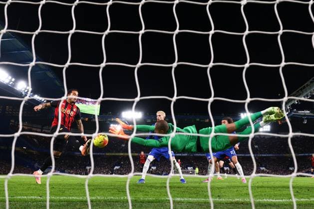 Justin Kluivert of Bournemouth scoring a goal (2-2) Chelsea v AFC Bournemouth, Premier League, Football, Stamford Bridge, London, UK - 30 Dec 2025London Stamford Bridge United Kingdom EDITORIAL USE ONLY No use with unauthorised audio, video, data, fixture lists, club league logos or live services. Online in-match use limited to 120 images, no video emulation. No use in betting, games or single club league player publications.  Copyright: xSimonxDael Shutterstockx 16216216aj