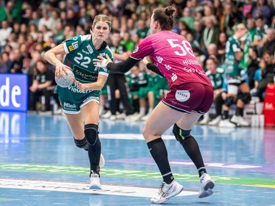 Sina Ehmann Frisch Auf Women, 22 in duel with Carolin Huebner TuS Metzingen, 56 , Frisch Auf Goeppingen vs TuS Metzingen, Handball, 1 Bundesliga, Season 2025 2026, 30 12 2025 Frisch Auf Goeppingen vs TuS Metzingen, Handball, 1 Bundesliga, Season 2025 2026, 30 12 2025 Goeppingen Copyright: xMichaelxSchmidt Eibner-Pressefotx EP_MST