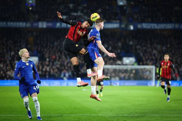 James Hill of Bournemouth and Liam Delap of Chelsea battle for the ball Chelsea v AFC Bournemouth, Premier League, Football, Stamford Bridge, London, UK - 30 Dec 2025London Stamford Bridge United Kingdom EDITORIAL USE ONLY No use with unauthorised audio, video, data, fixture lists, club league logos or live services. Online in-match use limited to 120 images, no video emulation. No use in betting, games or single club league player publications.  Copyright: xSimonxDael Shutterstockx 16216216aq