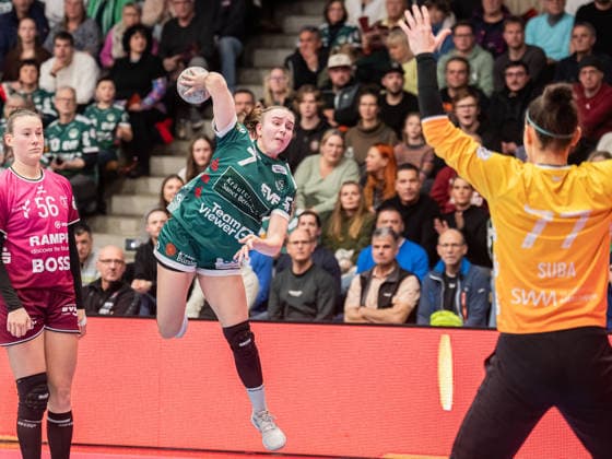 Lea Watzl Frisch Auf Frauen, 07 kommt frei zum Wurf, Frisch Auf Goeppingen vs TuS Metzingen, Handball, 1 Bundesliga, Season 2025 2026, 30 12 2025 Frisch Auf Goeppingen vs TuS Metzingen, Handball, 1 Bundesliga, Season 2025 2026, 30 12 2025 Goeppingen Copyright: xMichaelxSchmidt Eibner-Pressefotx EP_MST
