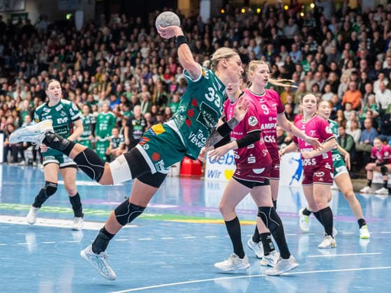 Luisa Schulze Frisch Auf Women, 33 comes free to throw at the circle, Frisch Auf Goeppingen vs TuS Metzingen, Handball, 1 Bundesliga, Season 2025 2026, 30 12 2025 Frisch Auf Goeppingen vs TuS Metzingen, Handball, 1 Bundesliga, Season 2025 2026, 30 12 2025 Goeppingen Copyright: xMichaelxSchmidt Eibner-Pressefotx EP_MST