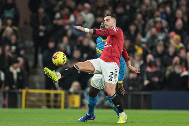Premier League Manchester United, ManU v Wolverhampton Wanderers Diogo Dalot of Manchester United controls the ball during the Premier League match Manchester United vs Wolverhampton Wanderers at Old Trafford, Manchester, United Kingdom, 30th December 2025 (Photo by Mark Cosgrove News Images) Manchester Old Trafford Greater Manchester United Kingdom Copyright: xMarkxCosgrove NewsxImagesx