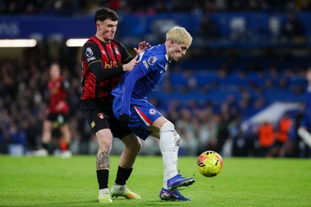 Alejandro Garnacho of Chelsea is challenged by Ãlex JimÃ nez of AFC Bournemouth Chelsea v AFC Bournemouth, Football, Premier League, Stamford Bridge, London, UK, 30 12 25 EDITORIAL USE ONLY No use with unauthorised audio, video, data, fixture lists (outside the EU), club league logos or live services. Online in-match use limited to 45 images (+15 in extra time). No use to emulate moving images. No use in betting, games or  Copyright: xAnthonyxHanc Shutterstockx 16218122x