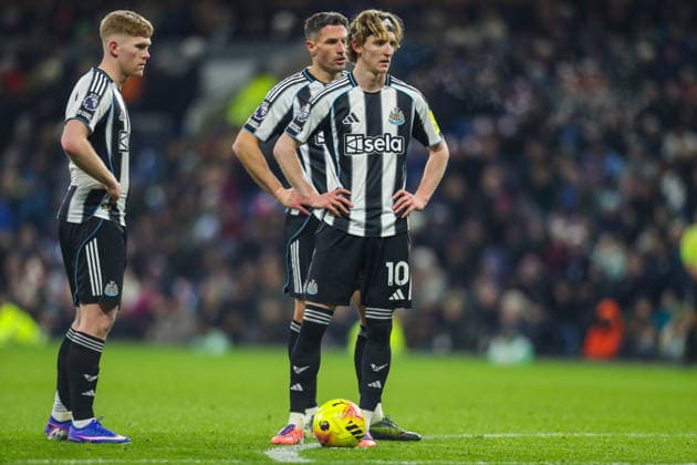 Burnley v Newcastle United, Premier League Anthony Gordon Of Newcastle United stands over a free kick during the Burnley v Newcastle United Premier League match at Turf Moor, Burnley, England on 30 December 2025 Credit: Lee Keuneke Every Second Media Editorial use only. All images are copyright Every Second Media Limited. No images may be reproduced without prior permission. All rights reserved. Premier League and Football League images are subject to licensing agreements with Football DataCo Limited. see https: www.football-dataco.com Copyright: xIMAGO EveryxSecondxMediax ESM-1730-0068 LeexKeunekex xEveryxSecondxMediax