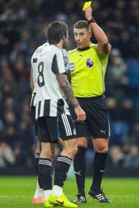 Burnley v Newcastle United, Premier League Referee Rob Jones shows Joelinton Of Newcastle United a yellow card during the Burnley v Newcastle United Premier League match at Turf Moor, Burnley, England on 30 December 2025 Credit: Lee Keuneke Every Second Media Editorial use only. All images are copyright Every Second Media Limited. No images may be reproduced without prior permission. All rights reserved. Premier League and Football League images are subject to licensing agreements with Football DataCo Limited. see https: www.football-dataco.com Copyright: xIMAGO EveryxSecondxMediax ESM-1730-0071 LeexKeunekex xEveryxSecondxMediax