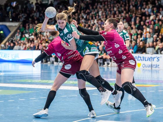 Sina Ehmann Frisch Auf Women, 22 in duel with Svenja Huebner TuS Metzingen, 26 and Selina Lindemann TuS Metzingen, 02 , Frisch Auf Goeppingen vs TuS Metzingen, Handball, 1 Bundesliga, Season 2025 2026, 30 12 2025 Frisch Auf Goeppingen vs TuS Metzingen, Handball, 1 Bundesliga, Season 2025 2026, 30 12 2025 Goeppingen Copyright: xMichaelxSchmidt Eibner-Pressefotx EP_MST