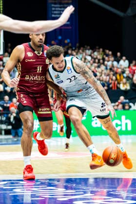 30 12 2025, xomx, Basketball easyCredit BBL Bundesliga, NINERS Chemnitz VET Concept Gladiators Trier v l Kostja Mushidi Niners Chemnitz and Nolan Adekunle Gladiators Trier in a duel on the ball Chemnitz