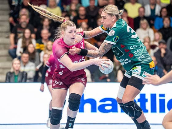 Naina Klein TuS Metzingen, 09 in duel with Luisa Schulze Frisch Auf Women, 33 , Frisch Auf Goeppingen vs TuS Metzingen, Handball, 1 Bundesliga, Season 2025 2026, 30 12 2025 Frisch Auf Goeppingen vs TuS Metzingen, Handball, 1 Bundesliga, Season 2025 2026, 30 12 2025 Goeppingen Copyright: xMichaelxSchmidt Eibner-Pressefotx EP_MST