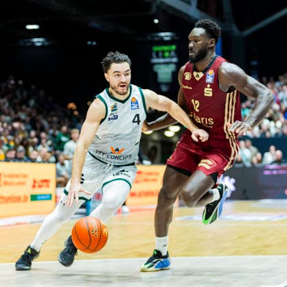30 12 2025, xomx, Basketball easyCredit BBL Bundesliga, NINERS Chemnitz VET Concept Gladiators Trier v l Clayton Guillozet Gladiators Trier on the ball in a duel with Amadou Sow Niners Chemnitz Chemnitz