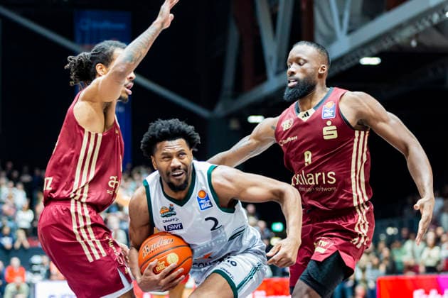 30 12 2025, xomx, Basketball easyCredit BBL Bundesliga, NINERS Chemnitz VET Concept Gladiators Trier v l Kevin Yebo Niners Chemnitz , Dexter Akanno Gladiators Trier and John Newman III Niners Chemnitz fighting for the ball Chemnitz