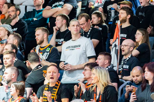 30 12 2025, xomx, Basketball easyCredit BBL Bundesliga, NINERS Chemnitz VET Concept Gladiators Trier v l Jonas Richter is back and cheers on his Niners He stands in the middle of the Niners Chemnitz fan block