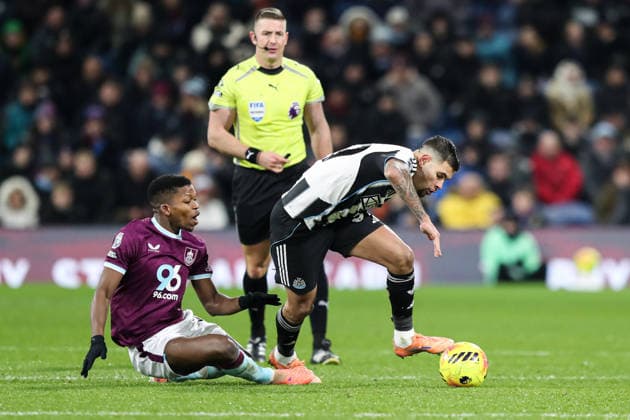 Premier League Burnley v Newcastle United Bruno Guimaraes of Newcastle United with ball at his feet during the Premier League match Burnley vs Newcastle United at Turf Moor, Burnley, United Kingdom, 30th December 2025 (Photo by Jorge Horsted News Images) Burnley Turf Moor Lancashire United Kingdom Copyright: xJorgexHorsted NewsxImagesx