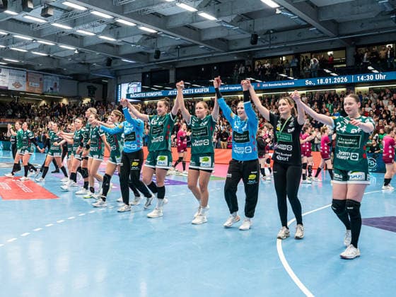 The team thanks the fans after the victory, Frisch Auf Goeppingen vs TuS Metzingen, Handball, 1 Bundesliga, Season 2025 2026, 30 12 2025 Frisch Auf Goeppingen vs TuS Metzingen, Handball, 1 Bundesliga, Season 2025 2026, 30 12 2025 Goeppingen Copyright: xMichaelxSchmidt Eibner-Pressefotx EP_MST