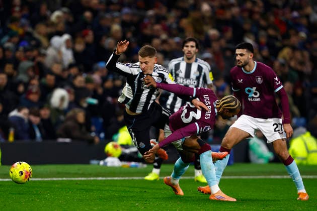 Burnley v Newcastlel United, Burnley, UK - 30 December 2025 Harvey Barnes of Newcastle United battles for the ball with Lucas Pires of Burnley during the English Premier League Match between Burnley and Newcastle United at Turf Moor on 30 December 2025 in Burnley, England (Photo by Steve Taylor PPAUK) Burnley Turf Moor Lancashire England Copyright: xStevexTaylor PPAUKx PPA-238155