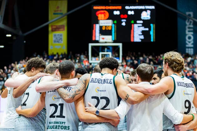 30 12 2025, xomx, Basketball easyCredit BBL Bundesliga, NINERS Chemnitz VET Concept Gladiators Trier v l final score 96 84 player circle, team circle, high-five Chemnitz