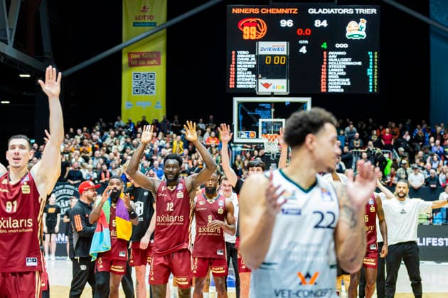 30 12 2025, xomx, Basketball easyCredit BBL Bundesliga, NINERS Chemnitz VET Concept Gladiators Trier v l final score 96 84 Nolan Adekunle Gladiators Trier front and back Niners celebrate Yordan Minchev Niners Chemnitz , Amadou Sow Niners Chemnitz Chemnitz