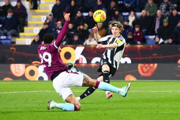 Anthony Gordon of Newcastle United misses a chance to score Burnley v Newcastle United, Premier League, Football, Turf Moor, Burnley, UK - 30 Dec 2025Burnley Turf Moor United Kingdom EDITORIAL USE ONLY No use with unauthorised audio, video, data, fixture lists, club league logos or live services. Online in-match use limited to 120 images, no video emulation. No use in betting, games or single club league player publications. Copyright: xPaulxCurrie Shutterstockx 16216212bz