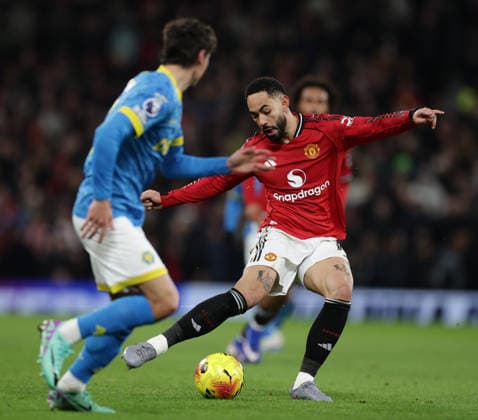 30th December 2025; Old Trafford, Manchester, England; Premier League Football, Manchester United, ManU versus Wolverhampton Wanderers; Matheus Cunha of Manchester United on the ball  RogerxEvans