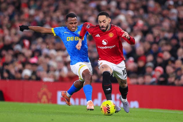Fußball Premier League Manchester United gegen Wolverhampton Wanderers 30. Dezember 2025 Premier League Manchester United gegen Wolverhampton Wanderers Matheus Cunha von Manchester United kämpft mit Jhon Arias von Wolverhampton Wanderers Foto Simon Stacpoole Abseits Manchester UK  Copyright: xSimonxStacpoolexOffside