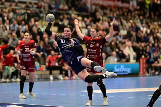 Handball I Women I Season 2025 2026 I 1 HBF I 10 Matchday I Buxtehuder SV HSG Bensheim Auerbach I 30 12 2025 Throw Anika Hampel 10, Buxtehuder Sportverein Buxtehude Halle Nord Niedersachsen Germany Copyright: xLobeca FelixxSchlikisx