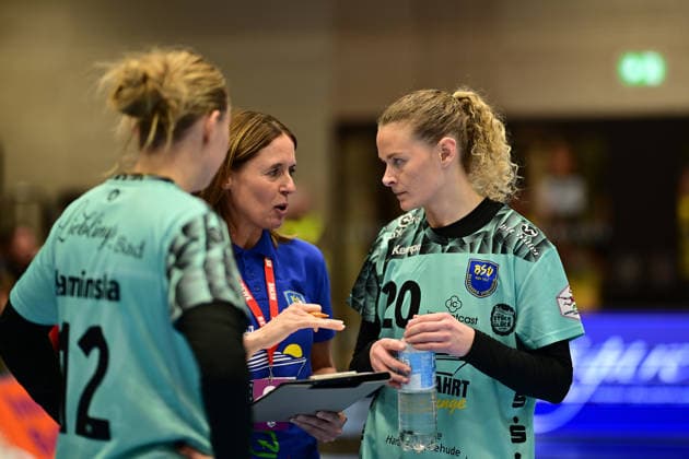 Handball I Women I Season 2025 2026 I 1 HBF I 10 Matchday I Buxtehuder SV HSG Bensheim Auerbach I 30 12 2025 Debbie Klijn Buxtehuder Sportverein with Annie Linder 20, Buxtehuder Sportverein Buxtehude Halle Nord Niedersachsen Germany Copyright: xLobeca FelixxSchlikisx